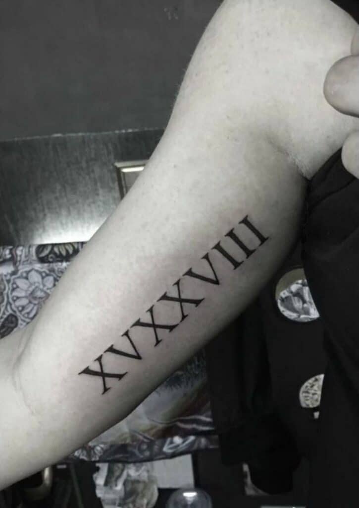 Tattoo số la mã ở mặt trong bắp tay