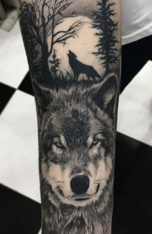 Tattoo sói và rừng thông trên cánh tay