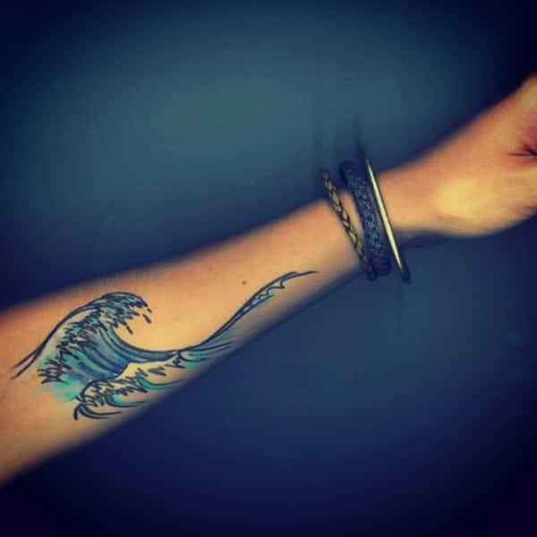 Tattoo sóng biển ở tay chất