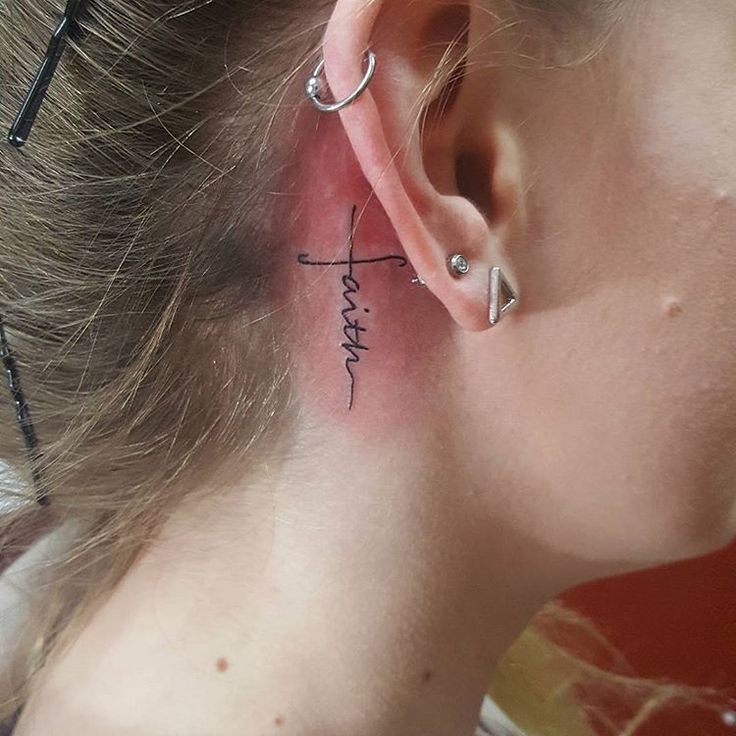 Tattoo thánh giá độc đáo cho nữ sau tai
