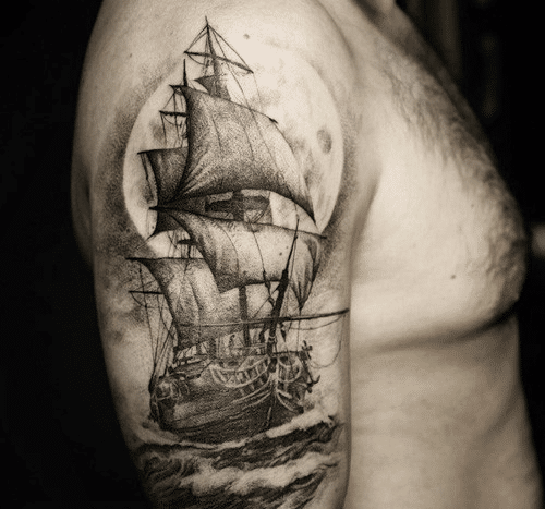 Tattoo thuyền buồm ở bắp tay ngầu lòi