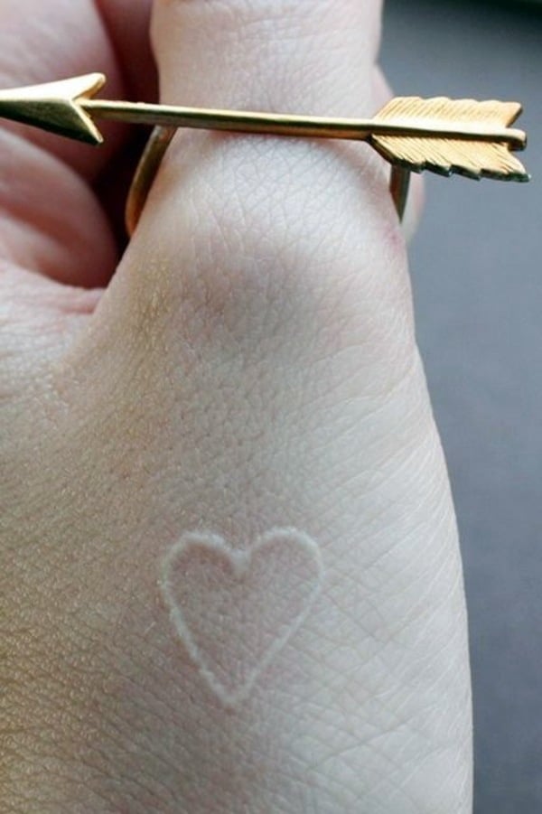 Tattoo trái tim bằng mực trắng nhỏ xinh
