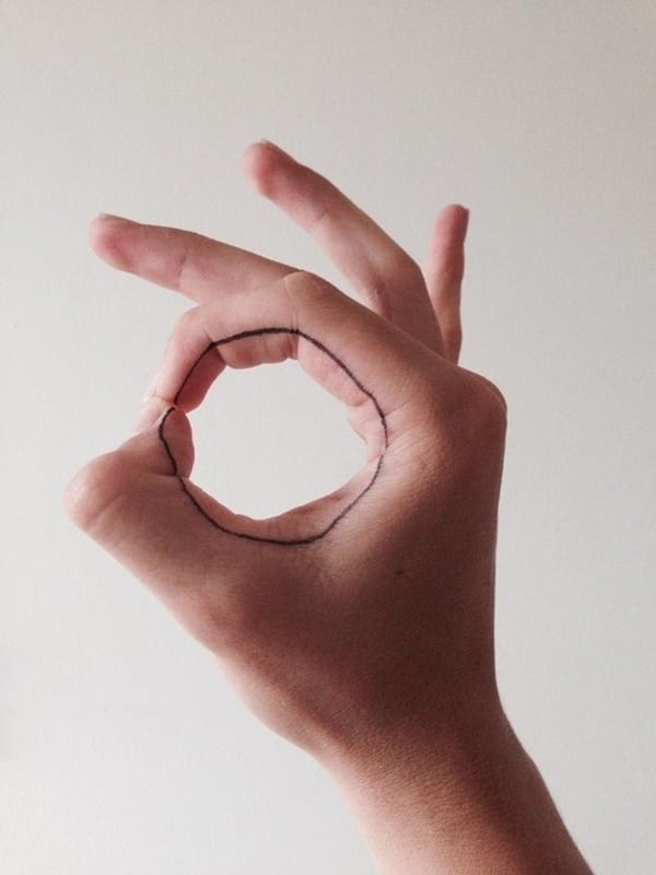 Tattoo vòng tròn độc đáo ở ngón tay