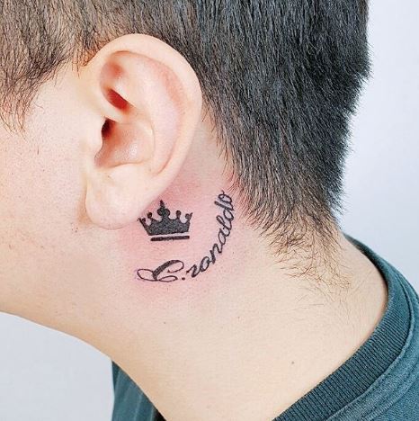 Tattoo vương miện kết hợp chữ mini ở cổ