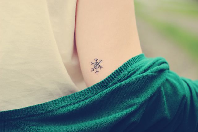 Tattoo xăm bông hoa tuyết nhỏ nhắn mini