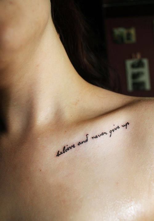 Tattoo xăm chữ Never Give Up trên vai trước