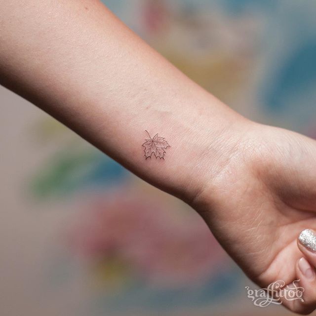 Tattoo xăm lá phong nhỏ xinh mini