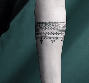 Tattoo xăm vòng ở bắp tay nữ giới