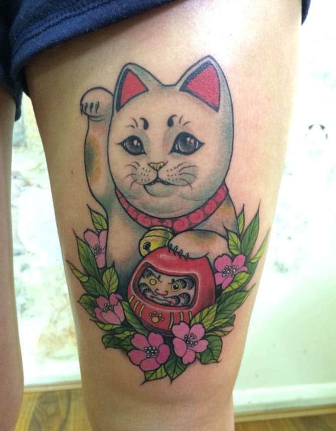 Tham khảo mẫu tattoo mèo thần tài và daruma ở chân đẹp