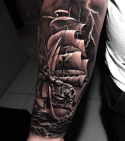 Thuyền buồm và biển tạo thành tattoo xuất sắc