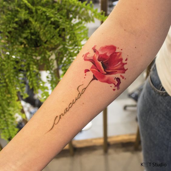 Xăm bông hoa màu đỏ trên cánh tay