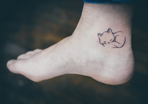 Xăm hình mèo mini ở cổ chân cho bạn gái