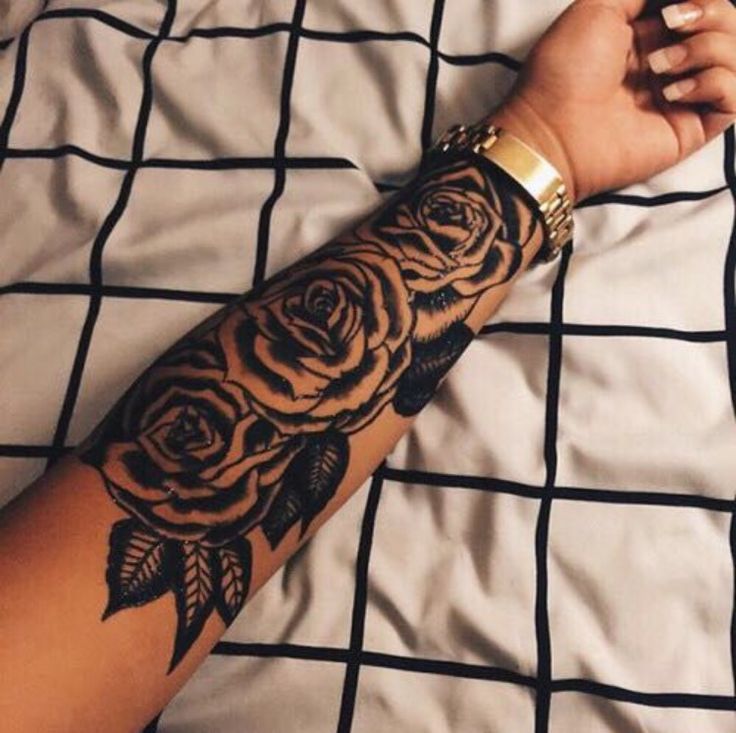 Xăm hoa hồng đen ở cánh tay đẹp