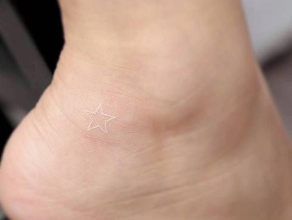 Xăm ngôi sao nhỏ mini ở chân