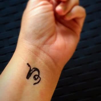 Xăm tattoo cung Ma Kết ở cổ tay đơn giản ý nghĩa