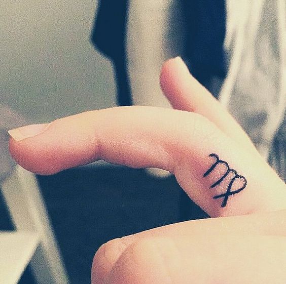 Xăm tattoo cung Xử Nữ lên ngón tay