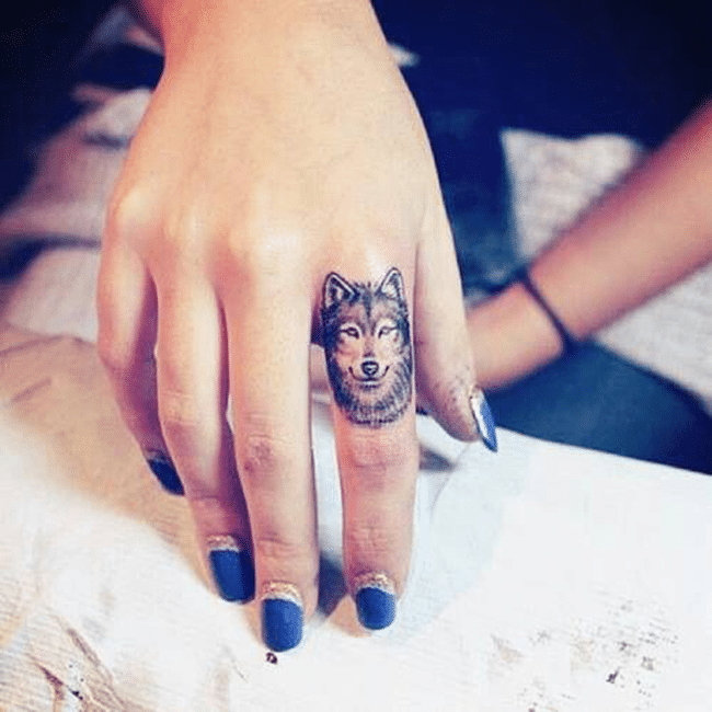Xăm tattoo đầu sói mini ở ngón tay