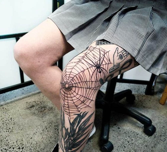 Xăm tattoo mạng nhện ở đầu gối cho giới trẻ