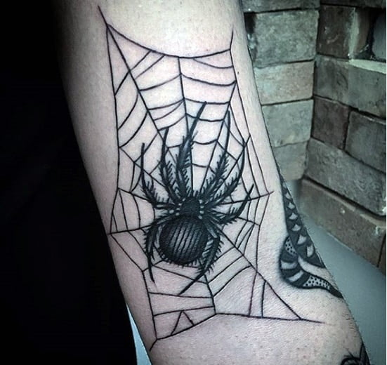 Xăm tattoo mạng nhện ở tay nổi bật