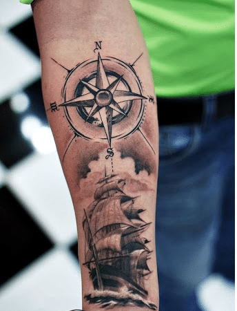 Xăm tattoo thuyền buồm ở cánh tay lạ mắt