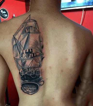 Xăm tattoo thuyền buồm ở góc lưng