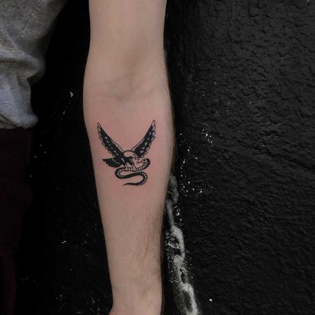 ảnh tattoo hình chim đại bàng cắp rắn