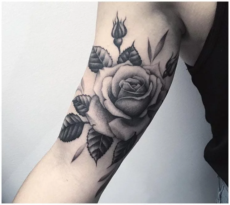 ảnh tattoo hoa hồng trắng đen ở bắp tay trong