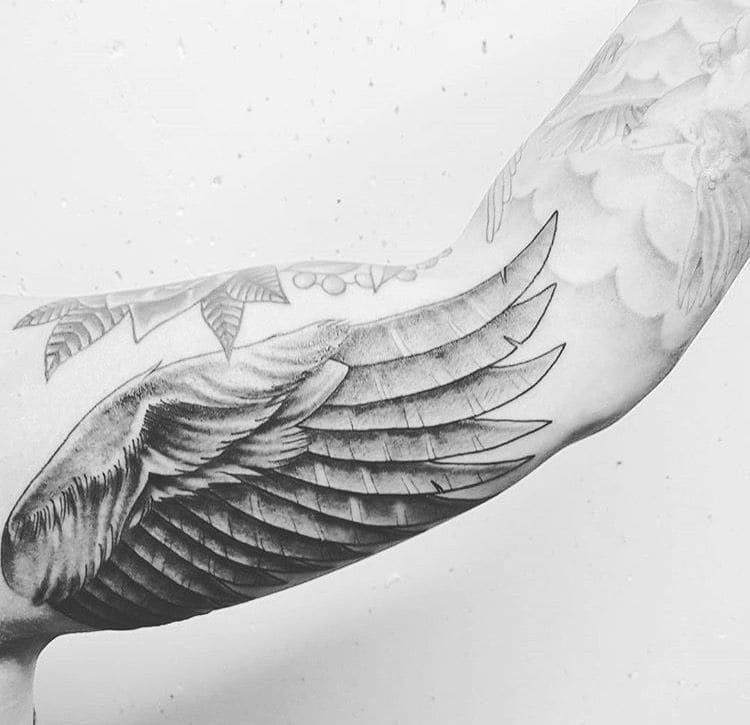 hình ảnh cánh chim tattoo ở bắp tay trong