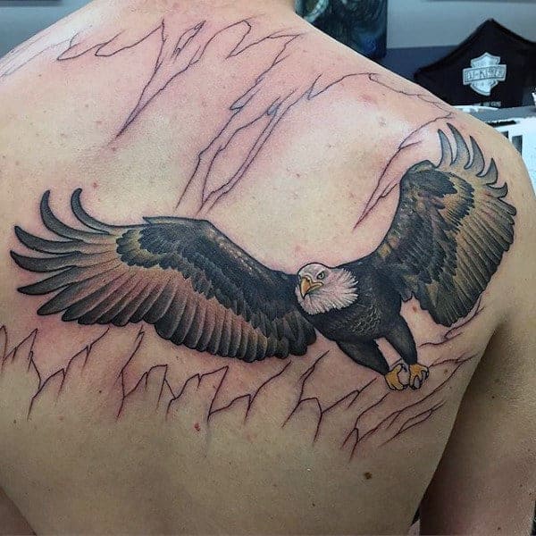 hình tattoo đại bàng tung cánh sau lưng