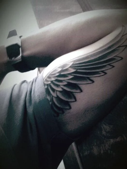 kiểu tattoo đôi cánh trên bắp tay trong của nam