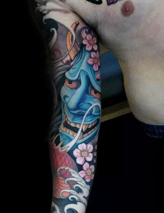 kiểu tattoo hình mặt quỷ ở bắp tay trong full tay