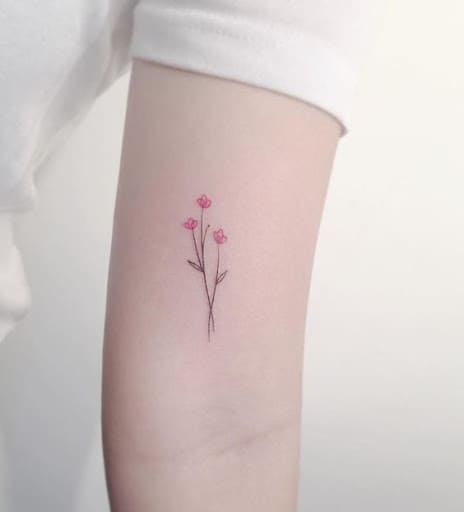 mẫu tattoo 3 nụ hoa màu hồng cho nữ