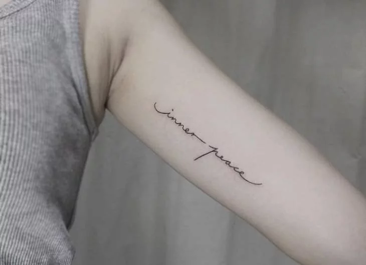 mẫu tattoo chữ đẹp ở bắp tay trong con gái