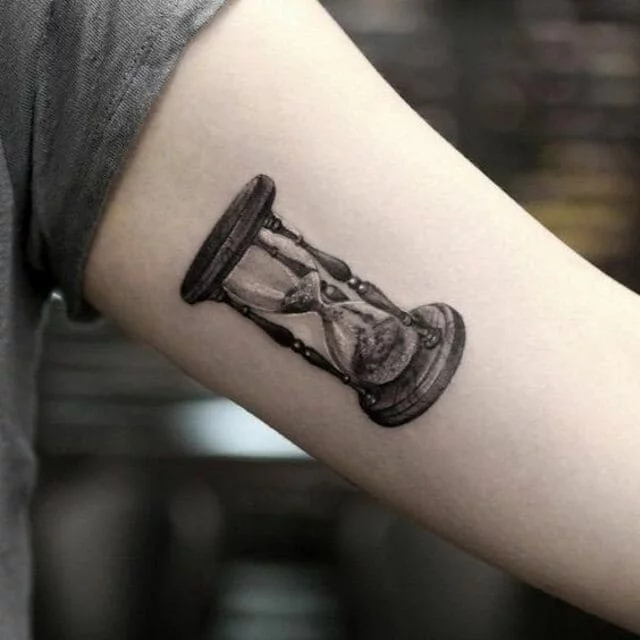 mẫu tattoo đồng hồ cát đẹp ở bắp tay trong