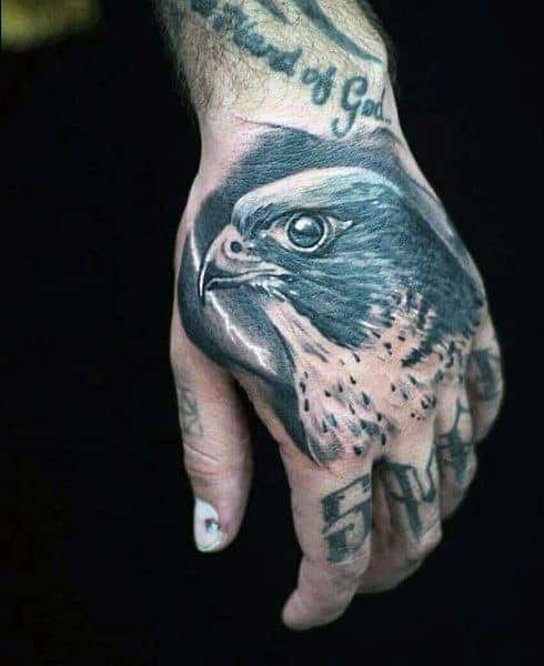 mẫu tattoo hình đầu chim đại bàng trên mu bàn tay