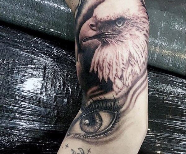 mẫu tattoo hình đầu chim đại bàng và con mắt chất nhất quả đất