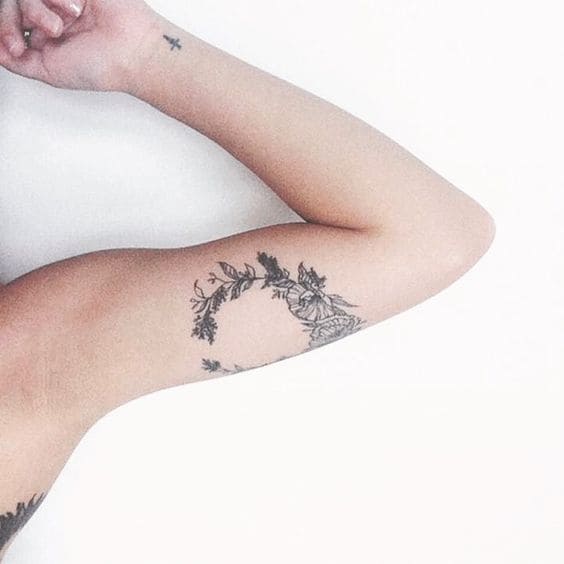 mẫu tattoo vòng hoa trong bắp tay trong nữ