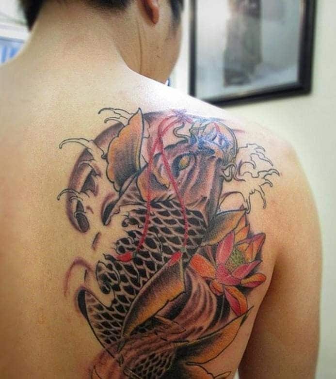 tattoo cá chép hoa sen ngậm tiền xu trên vai