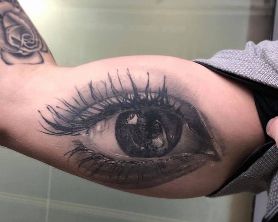 tattoo hình con mắt trên bắp tay trong