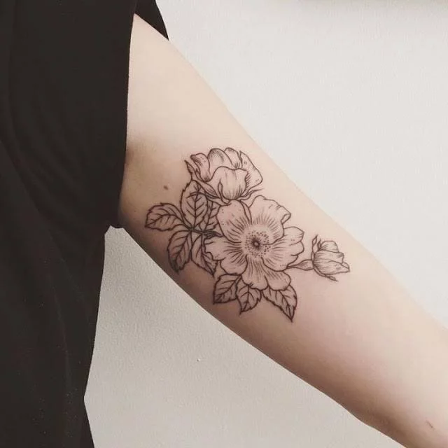tattoo hình hoa trên bắp tay trong cho phái đẹp