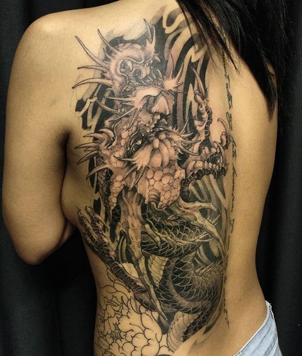tattoo hình rồng nửa lưng cho con gái