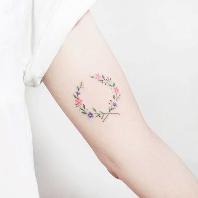 tattoo hình vòng hoa đầy màu sắc cute trên bắp tay trong cho phái đẹp