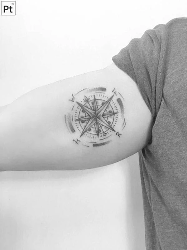 tattoo la bàn ở bắp tay trong của nam giới