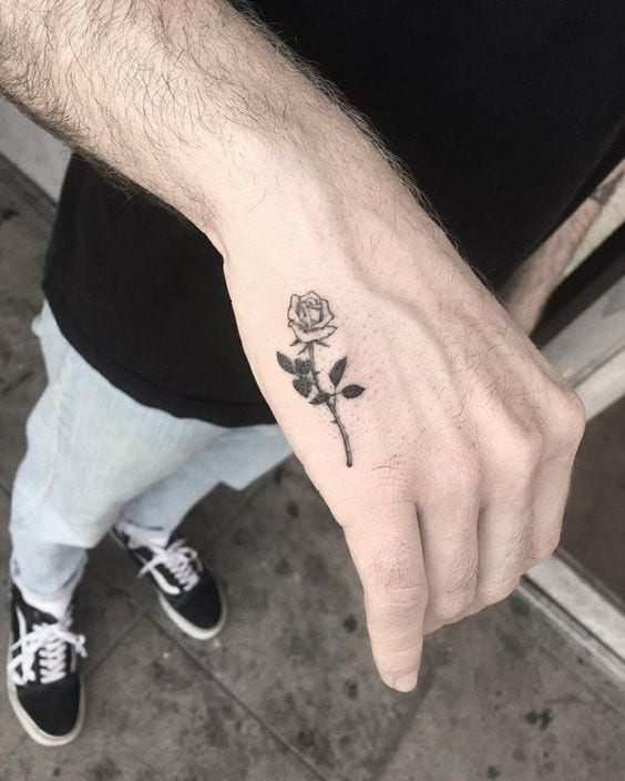 xăm hình bông hoa hồng mini trên tay nam cực đẹp