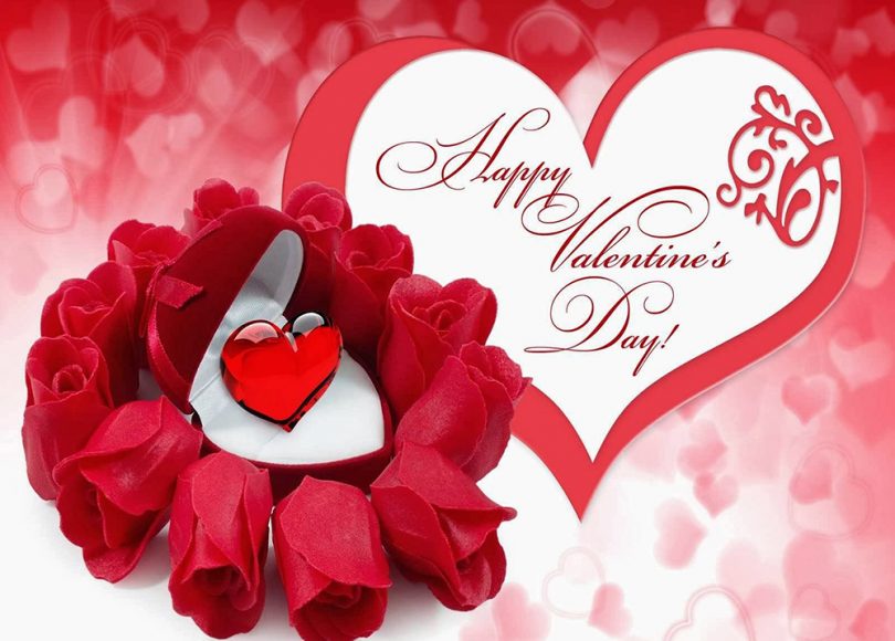 Hình valentine đẹp với hoa hồng xếp quanh chiếc nhẫn tình yêu thẻ hiện một tình yêu nồng nàng