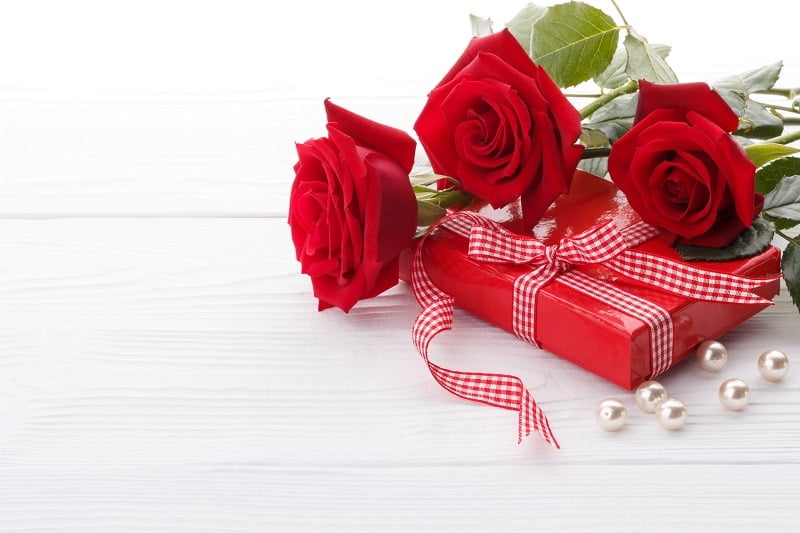 hình nền valentine cực đẹp với hoa hồng đỏ và quà