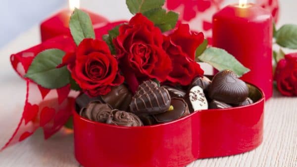 Hoa hồng đổ và socola cho ngày valentine tặng người yêu cực ngọt ngòa