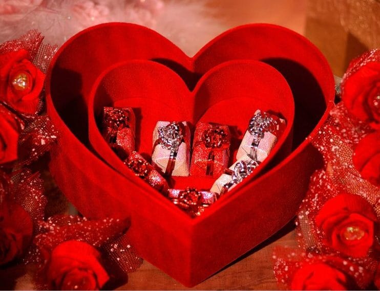siêu lãng mạn với họp quà trái tim với những thanh socola ngọt ngào
