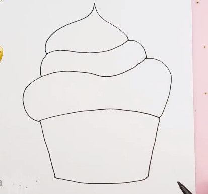 Vẽ lớp kem trên bánh cupcake