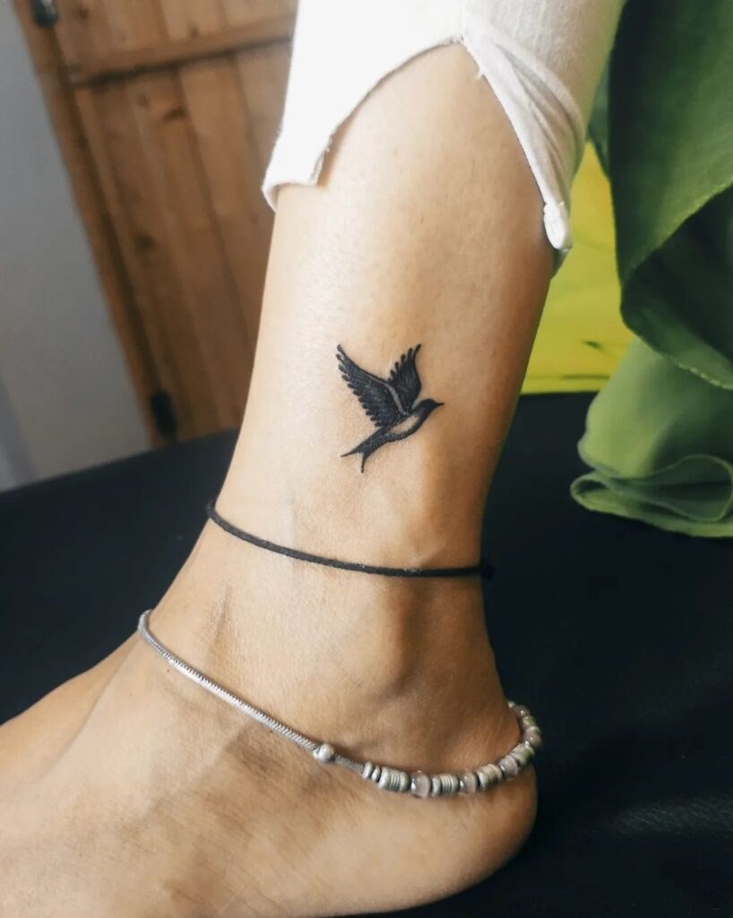 Mini Tattoo Ở Chân Hình Con Chim